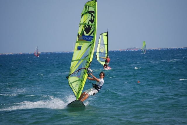  Chico sobre windsurf 
